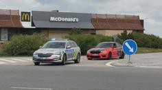 Ukážu vám p*ro! Partička "závodníků" z D1 drzostí na policii nešetřila