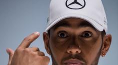 Hamilton a jeho tým v šoku: U hlav jsme měli pistole, přepadli nás!