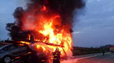 U Ostravy vzplál kamion s novými auty. Škoda je milionová. VIDEO