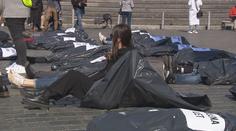 Neobvyklý protest: Na Staroměstském náměstí se objevili lidé v pytlích na mrtvoly
