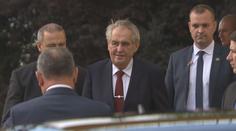 Vyšší dávky na bydlení a zmrazení platů ústavních činitelů. Zeman stvrdil zákony