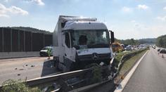 Nehoda 3 kamionů zablokovala dálnici D1. Tvořily se kolony