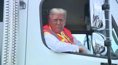 Biden označil Trumpovy fanoušky za odpad. Trump se oblékl jako popelář