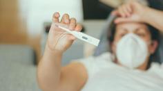 Lékaři varují před novými příznaky covidu-19. Počet nakažených roste