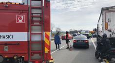 Na D1 se tvořily kolony. Havaroval tam autobus převážející vězně
