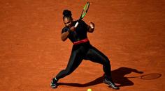 Serena oblékla odvážný černý oblek. A Kristýna na ni nestačila