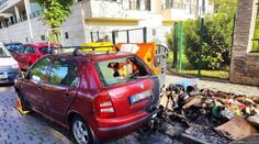 Od kontejneru chytlo auto s botičkou. Strážníci mu nasadili novou