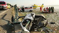 Po srážce s kamionem skončila sanitka v poli, řidič se vážně zranil