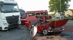 Kamion v Jaroslavi sešrotoval Ladu! Spolujezdec se těžce zranil