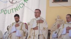 Desetitisíce lidí zamířily na Velehrad. Přišli věřící i stovky stánkařů