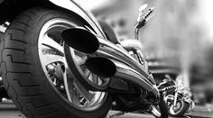 Obrovská tragédie v Anglii. Při hromadné srážce 11 motorek zemřeli dva závodníci