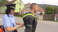 Motorkáři dostanou od policie reflexní kšandy! Aby ubylo nehod