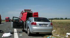 Řidič Audi vážně zranil dva muže, jednomu amputoval obě nohy! Z místa pak zbaběle utekl!