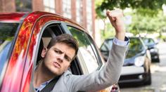 Jste lepič, myškař, řitič, nebo řidič? Experti radí, jak na agresory za volantem