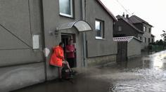 Bouřky řádily v Česku! V kempu spadl strom, voda zatopila sklepy