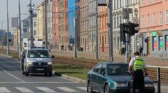Auto na přechodu srazilo dva chodce. Nejspíš dobíhali tramvaj