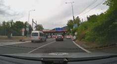 Auto s rodící ženou se zaseklo v koloně. Do porodnice jí musela pomoci policie