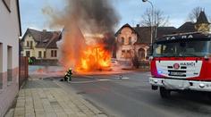 Ohnivá rána na Pardubicku! V Přelouči hořel přívěs s molitanem