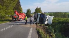 Nehoda dvou nákladních aut zatarasila silnici u Brodu