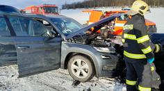 Ledová pohroma na silnicích. Hasiči hlásí několik vážných nehod