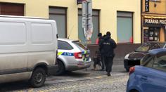 Ozbrojený lupič přepadl v Praze sázkovou kancelář, policii uniká