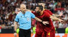Nechutná dohra finále EL. Na sudího létaly i židle, fanoušci viní Mourinha
