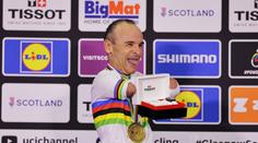 Paralympijský cyklista bez rukou slaví 3. titul na MS. Za výhru dostal hodinky