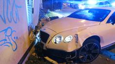 Noční honička v Liberci: Provokoval hlídku, pak zbořil luxusní bentley