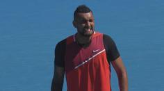 Bouřlivák Kyrgios napálil míčkem malé dítě. Poté mu darem vykouzlil úsměv