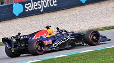 Chaos v Malajsii ovládl Verstappen. Red Bull slaví první triumf sezony
