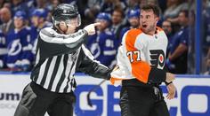 DeAngelo píchl soupeře do slabin. Zákeřný faul vyústil v bitku 5 na 1