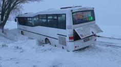 Silnice v Česku se proměnily v kluziště. Autobusy se nezvládají udržet na trati
