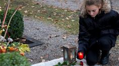 VIDEO: Policejní hlídky prochází hřbitovy i v noci