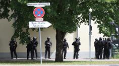 Velký policejní zásah na bavorské střední škole. Dvě dívky jsou ve vážném stavu