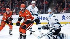 Povedený večer gólmanů. Vejmelka má sedmou nulu v NHL, Dobeš exceloval v nájezdech