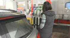 Nafta výrazně zlevnila. Benzín se prodává pod cenovým stropem