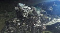 Zdemolované auto skončilo mimo silnici. Zraněné museli vyprostit