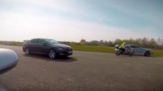 Je rychlejší auto, nebo motorka? Policisté rezolutně ukázali odpověď!