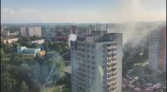 Valící se dým, záchranáři a bezmoc. Tragický požár paneláku OBRAZEM