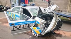 Muž uháněl po městě v kradeném autě. Zranil tři policisty!