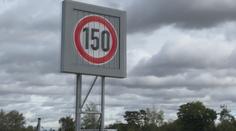 Na dálnici D3 se už může jezdit 150 km/h. Řidiči si to po ní ale ženou i 220