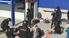 Fotbaloví chuligáni se vrhli na hasiče a pořadatele, policie hledá tři podezřelé