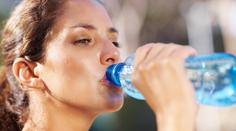 Děsivé výsledky studie: Balená voda může způsobit zdravotní komplikace