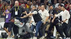 Další divočina v Turecku. Přímo na hřišti napadli Mourinhova šéfa