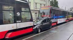 Nehodu tramvaje s autem zachytily kamery. Podívejte se na hrozivé video