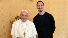 Ibrahimovič ve Vatikánu.  Slavný hráč si vyměnil dárky s papežem Františkem