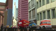 Lidé oblékli ulici u frankfurtského mrakodrapu