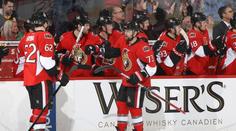 Deset nakažených. V jednom z klubů NHL řádí covid-19. Odkládají se zápasy