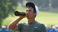 Malér elitního golfisty! V letadle obtěžoval ženu, močil do uličky