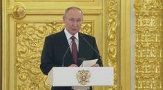 VIDEO: Bizarní scéna v Kremlu. Vyděšený Putin se odmítl přiblížit k hostům